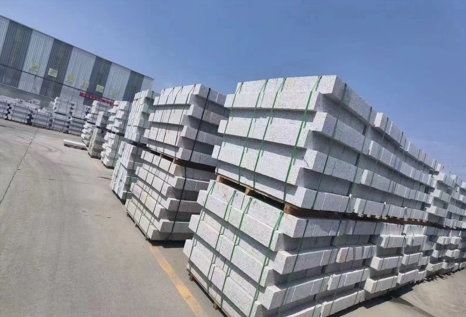 宿州芝麻白路沿石如何进行正确铺设